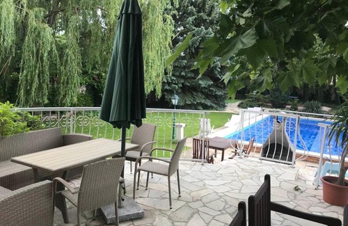 Budateteny Villa | Mercedes Garden