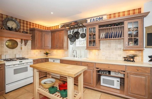 Old Town Historic District House | Meritage House - Excellent Location, King St. NOTL