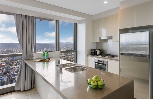Brisbane Central Business District Apartment | Meriton Suites Adelaide Street, Brisbane