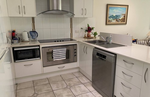 Mermaid Beach Villa | Mermaid Beach 5 min stroll! Pacific Fair 8 min! Ground level, private.