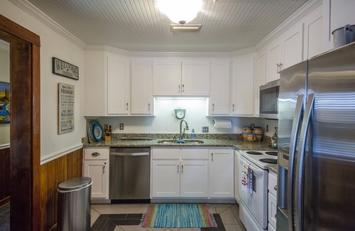 Saint Simons Island Cottage | Mermaid Cottage Priv Heated Pool! 4th Night Free September and October!