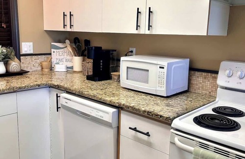 Regional District of Nanaimo Apartment | Mermaid Cove - Oceanfront Suite - 2BDRM - Kitchen