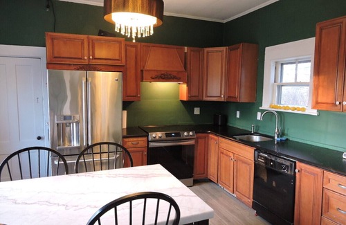 Richmond House | Merrymeeting Bay, entire house, free parking, full kitchen, mid-coast hub