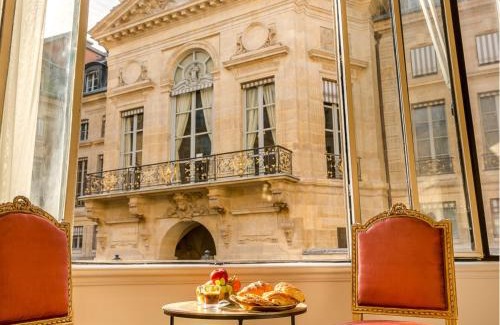 1st Arrondissement Apartment | Merveil Signature Suite - Valois - Louvre view