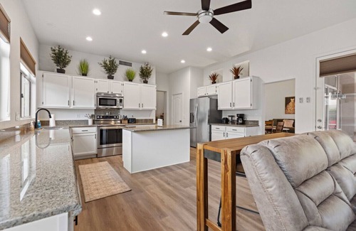 East Mesa House | Mesa Arizona Oasis w/Pool, BBQ & Vaulted Ceilings