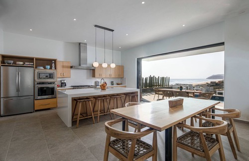 Cerritos House | Mesmerizing Views of Ocean and Mountains 2 minute walk to the beach!
