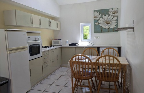 Saint-Simon-de-Pellouaille Cottage | Metal, Gîte de Charme, Climatisé, Piscine et Grand Terrain, 30 Minutes de Royan