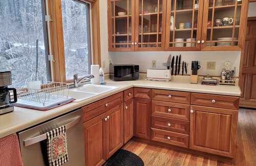 Methow Valley House | Methow Dog Cabin-Dog Friendly home between Winthrop&Mazama!