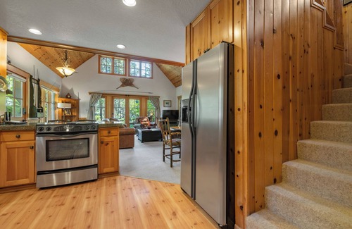 Camp Sherman Cabin | Metolius River Resort Cabin 11 Luxurious cabin on the Metolius River & fireplace