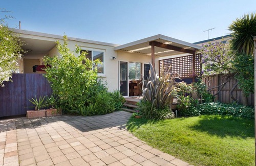 Mornington House | METRES TO THE BEACH - MORNINGTON