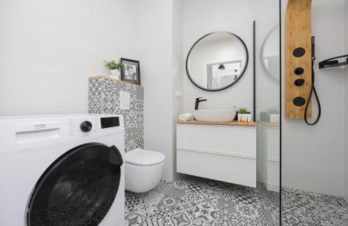 Praga Polnoc Apartment | Metro Targówek One Bedroom Apartment for 4 with Furnished Balcony by Noclegi Renters