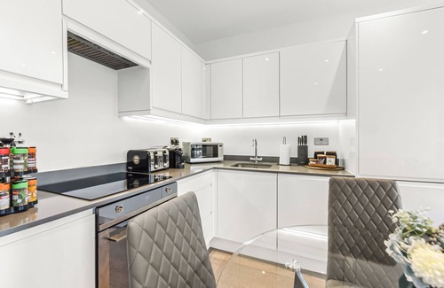 St Albans Apartment | Metropolitan Luxury: Chic 2BR Flat in St. Albans
