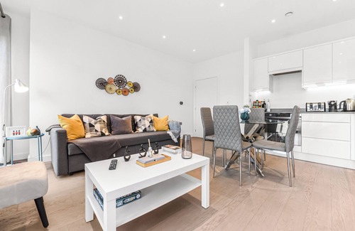St Albans Apartment | Metropolitan Luxury: Chic 2BR Flat in St. Albans