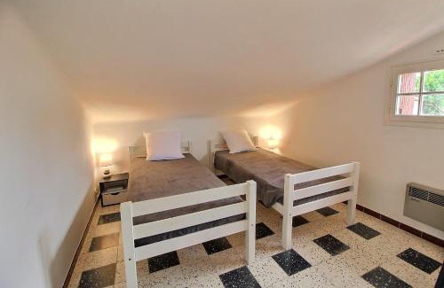 Saint-Cyprien Plage Apartment | Meublé trois étoiles au premier étage d’une maison typique