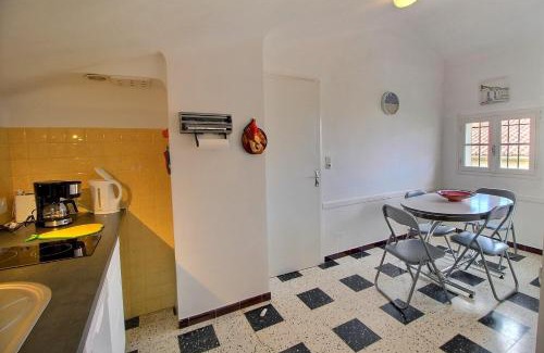 Saint-Cyprien Plage Apartment | Meublé trois étoiles au premier étage d’une maison typique