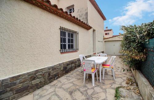Saint-Cyprien Plage Apartment | Meublé trois étoiles au premier étage d’une maison typique