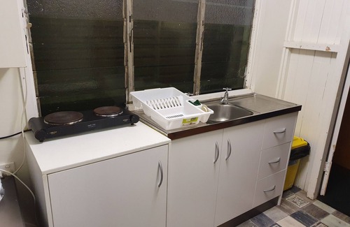 Mount Morgan Cabin | Meyenburg Unit 1 fully self contained, 6 guests, 2 br unit, 1Qb, 1Db, 2 singles