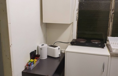 Mount Morgan Cabin | Meyenburg Unit 1 fully self contained, 6 guests, 2 br unit, 1Qb, 1Db, 2 singles