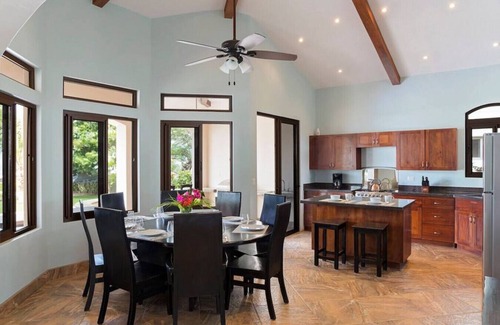 Playa Colorado House | Mi Casa Soñada (Spacious Beachfront House)