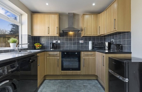 Newark upon Trent House | Mia's House: Park view +Parking