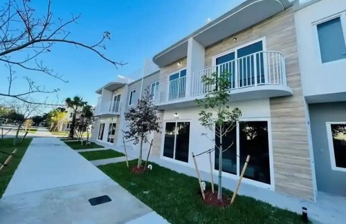 Princeton House | Miami 3 Story Townhouse with Balcony, Rooftop & Parking
