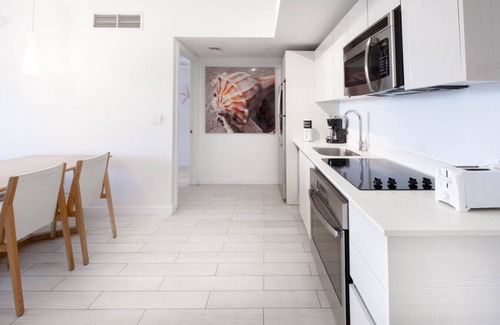 Hallandale Beach Apartment | Miami Beach Cozy Unique Apt w/Kitchen and Beach Service