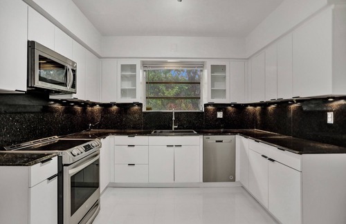 Surfside House | Miami Beach - Spacious 3 bed, 2 bath home, 3 blocks from the beach