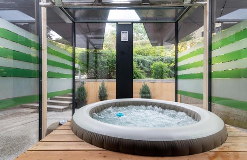 Prague 5 Apartment | Miami Lovely romantic Garden apartment with whirlpool