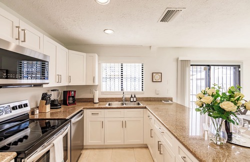 Fontainebleau Apartment | Miami Oasis, Miami Oasis: 7 mins to Dolphin Mall+MÍA. PS4+Games