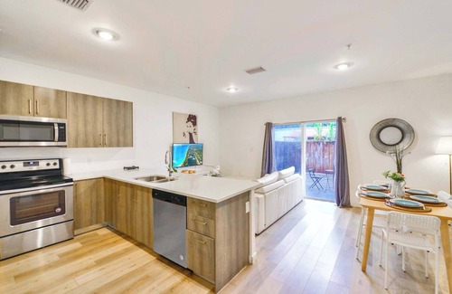 Golden Glades House | Miami Townhouse – Free Parking & Prime Location!