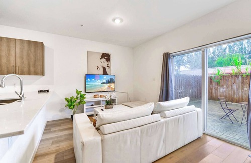Golden Glades House | Miami Townhouse – Free Parking & Prime Location!