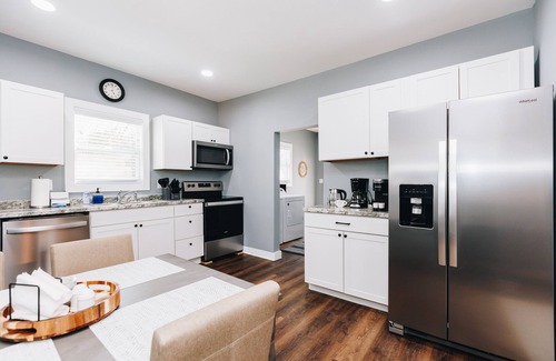 Monroe House | Mid Century 1/4 mile to Downtown Main Street - breweries, coffee, dining, shops