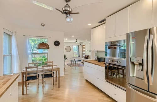 Georgetown House | Mid Century Cozy & Quiet Home-Walk to the Square!