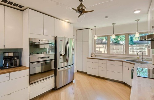 Georgetown House | Mid Century Cozy & Quiet Home-Walk to the Square!