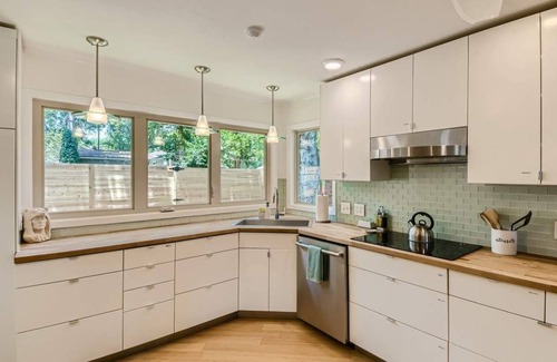 Georgetown House | Mid Century Cozy & Quiet Home-Walk to the Square!