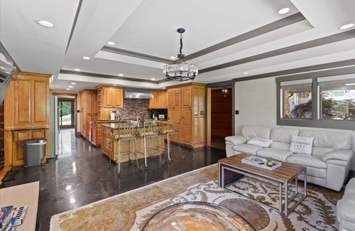 South Pittsburg House | Mid-Century Estate - Home/Loft - Hot Tub/Game Room