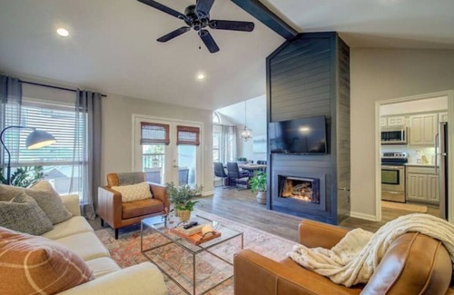 Rockwall House | Mid-Century flair w/HOT TUB by the lake!