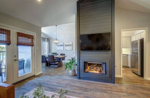 Rockwall House | Mid-Century flair w/HOT TUB by the lake!