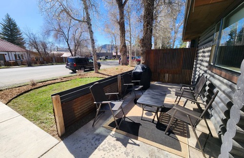 Gunnison Cabin | Mid Century Gem! Close to campus, downtown and bus stop. Clean and comfortable.
