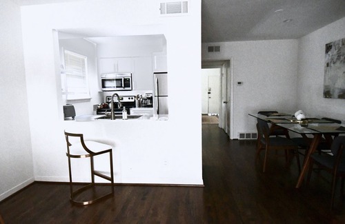 Oak Lawn Apartment | Mid Century - King Bed - Parking - HP/Design Dist/Katy Trail/Uptown