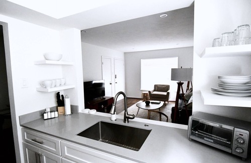 Oak Lawn Apartment | Mid Century - King Bed - Parking - HP/Design Dist/Katy Trail/Uptown