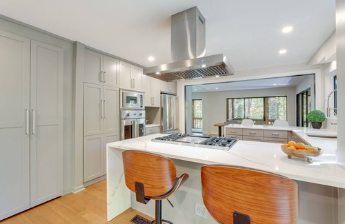 Sandy Springs House | Mid-Century Modern Luxe Retreat w/Hot Tub & Decks