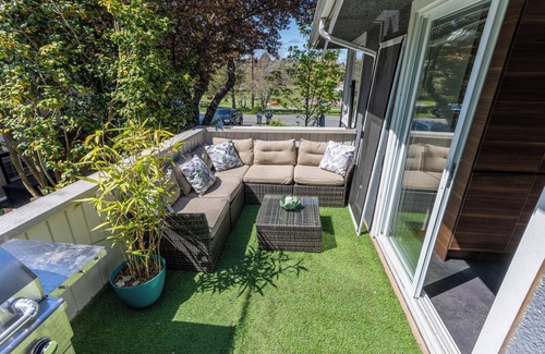 Saanich East House | Mid-Century Modern Apartment @ Horner Park
