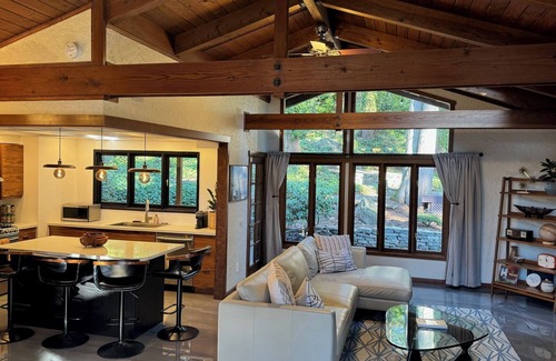 Cedar Hills House | Mid-Century Modern Beauty - Movie Theater, AC!