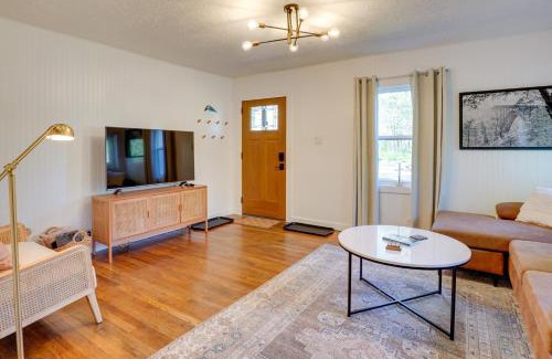 Fayetteville House | Mid-Century Modern Fayetteville Home Close to Town