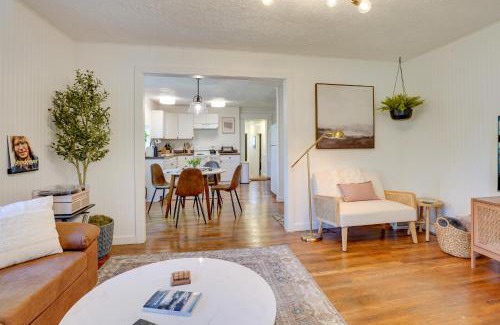 Fayetteville House | Mid-Century Modern Fayetteville Home Close to Town
