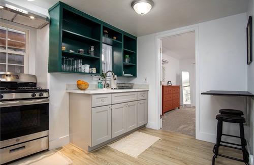 North Oak Park Apartment | Mid-Century Modern Guest House in North Oak Park