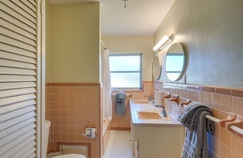 Lake Bentley House | Mid-Century Modern Lakeland Retreat w/Smart TV!