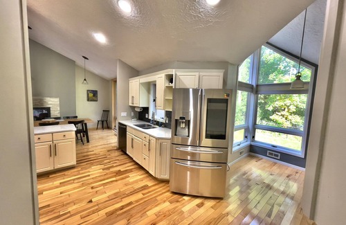 Battle Creek House | Mid-century modern Retreat- 4000 Sqft-Hot Tub Entire House-Pet Friendly