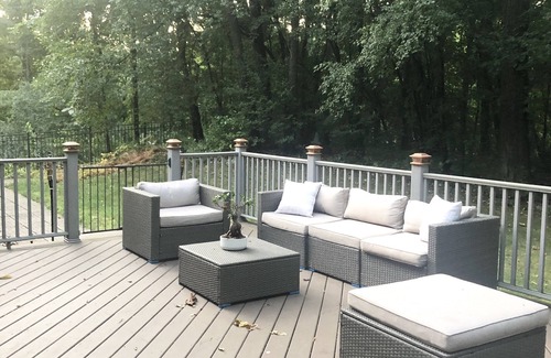 Battle Creek House | Mid-century modern Retreat- 4000 Sqft-Hot Tub Entire House-Pet Friendly